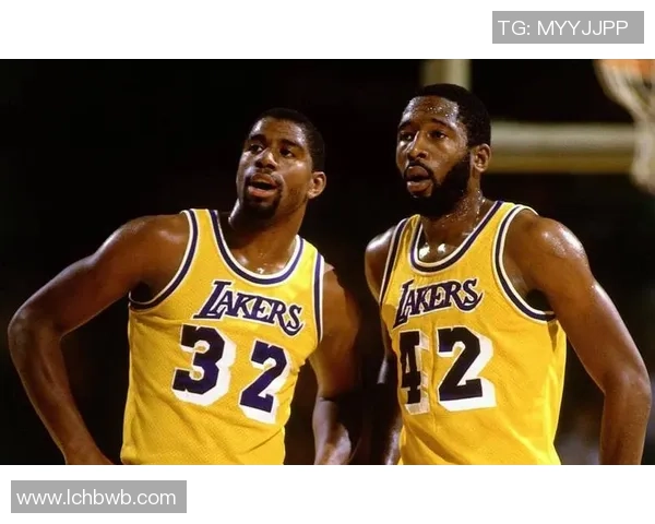 传奇对决:伯德与约翰逊的巅峰对抗与篮球历史的交汇